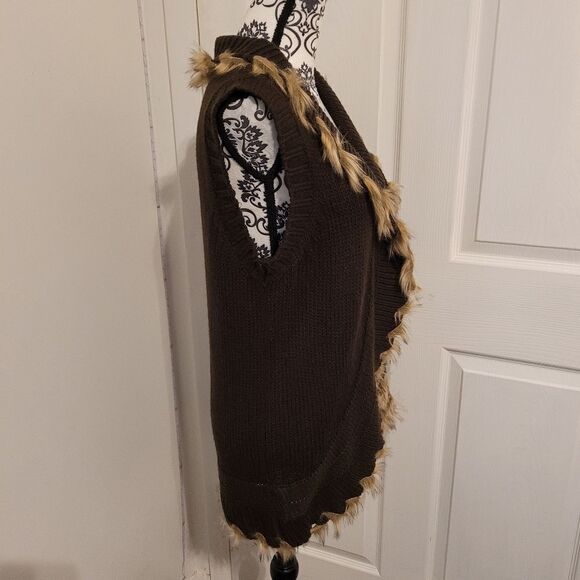 NY knits Faux fur trimmed open front sleeveless cardigan - Picture 2 of 7